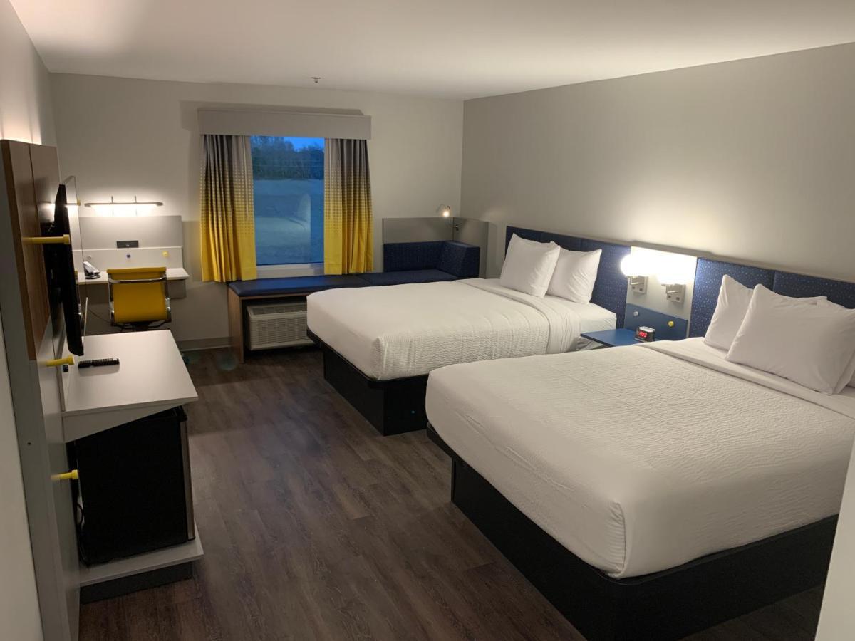 Standard Queen Room with Bathtub or Shower, Non-Smoking
