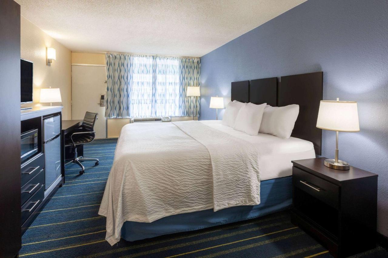 King Room Roll Shower Mobility Access or Non-Smoking
