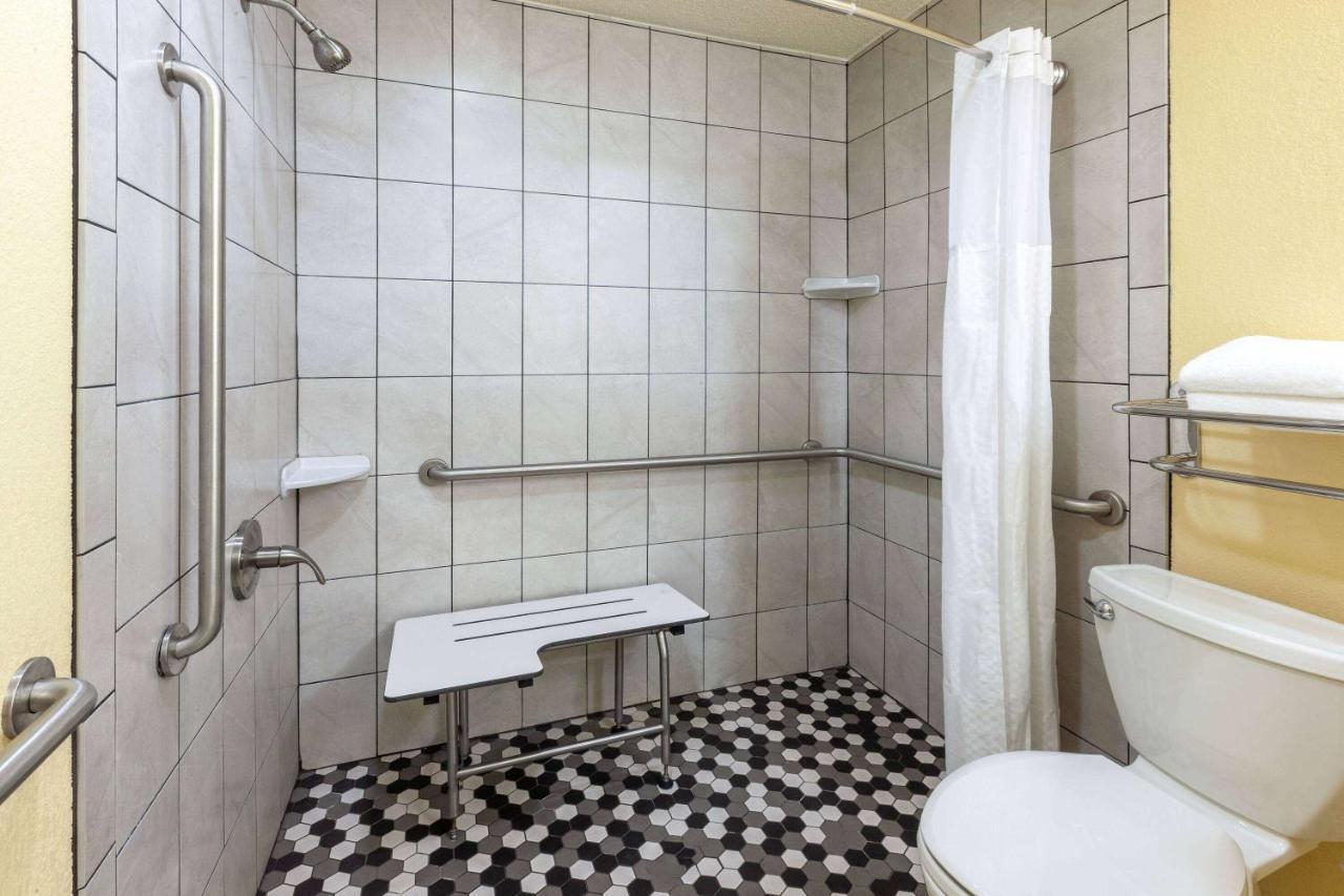 King Room Roll Shower Mobility Access or Non-Smoking