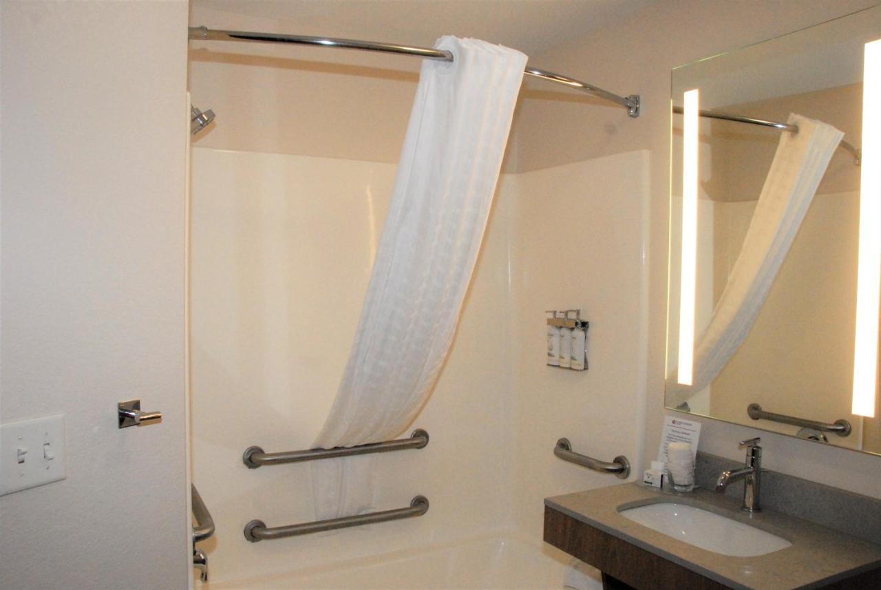 King Studio Suite with Bath Tub - Mobility Access