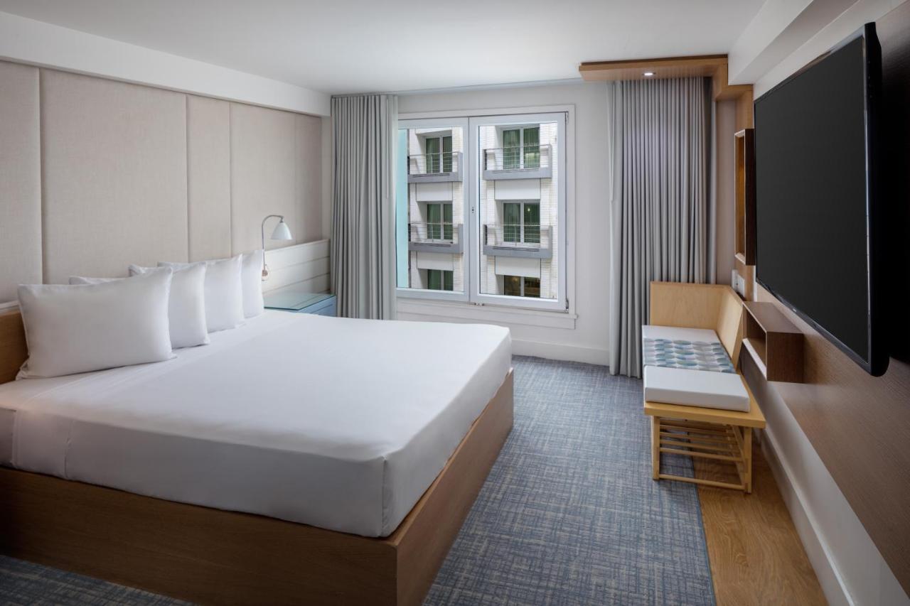 Deluxe King Room Interior View