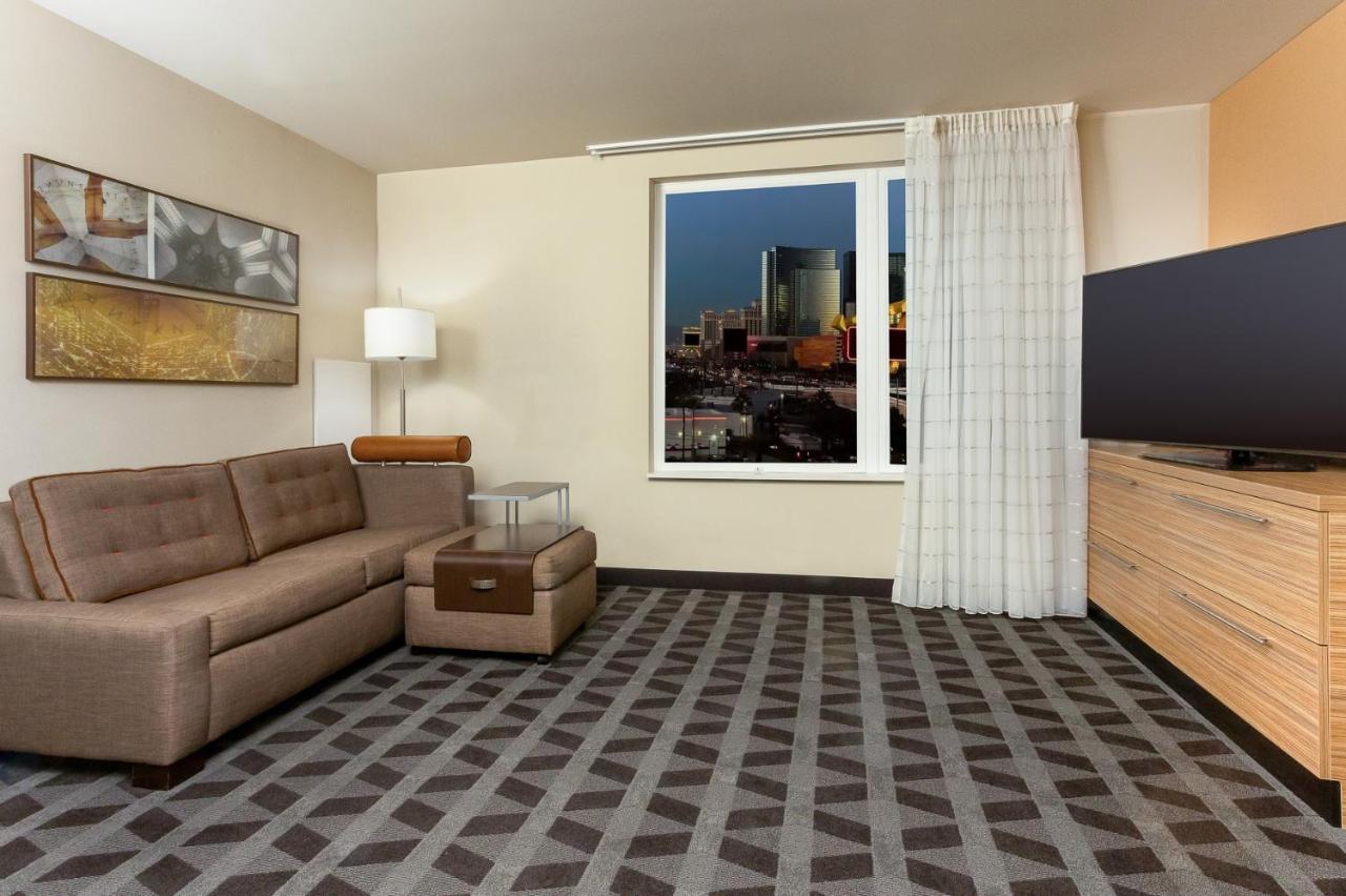 One-Bedroom Queen Suite Sofa Bed