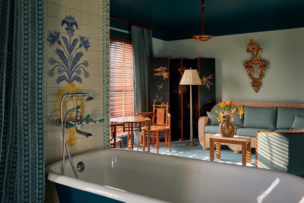 Deluxe King Suite
