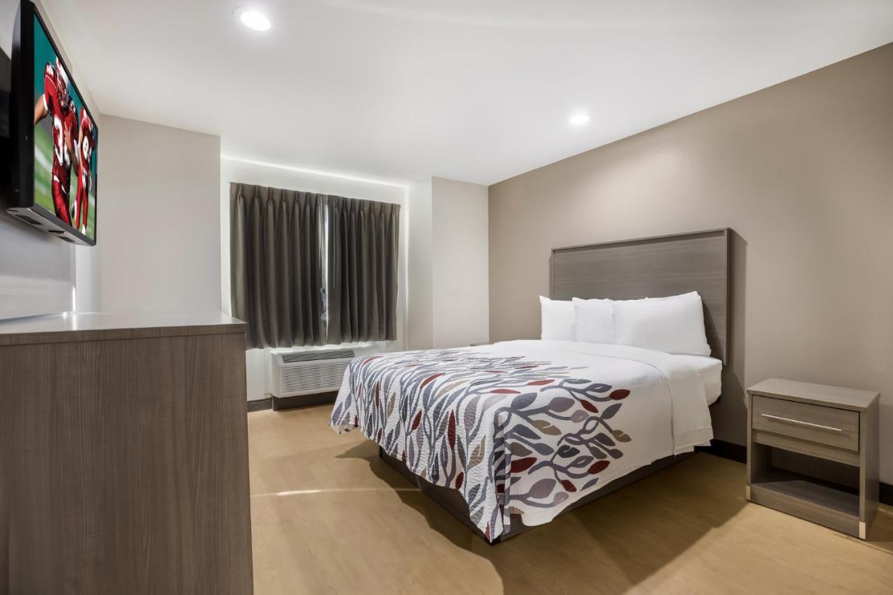Deluxe Room with One Queen Bed Disability Access Non-Smoking