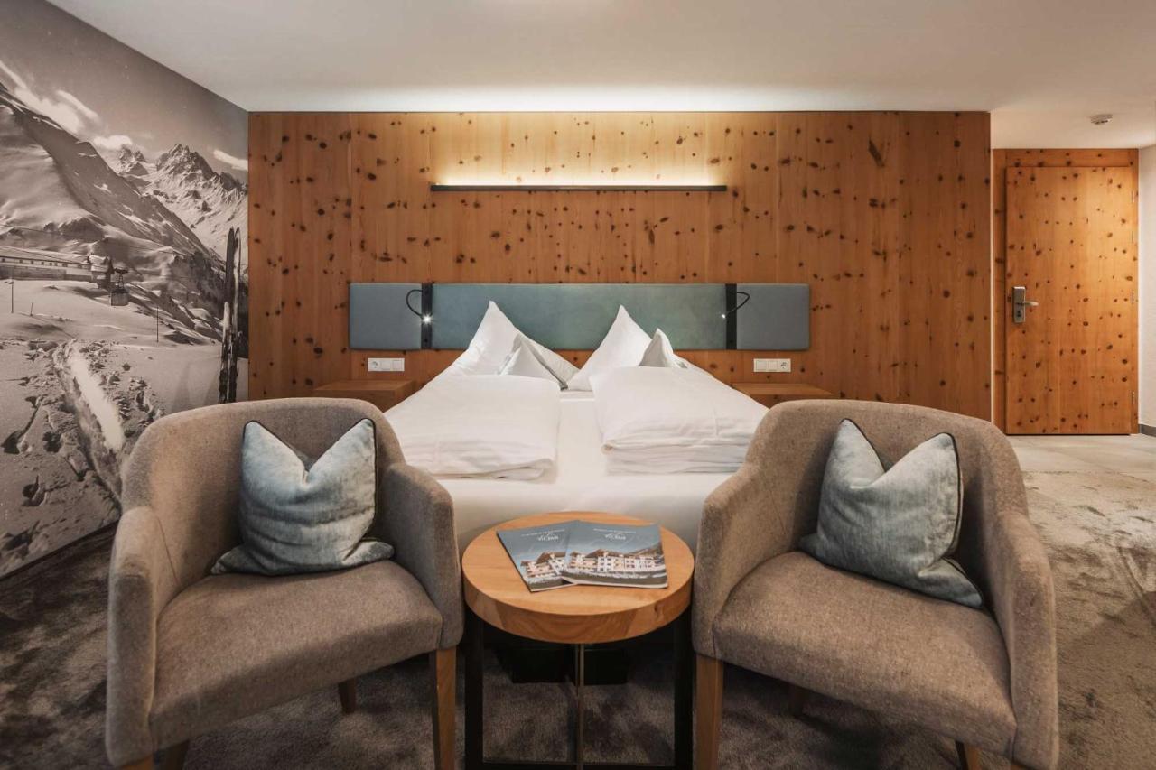 Double or Twin Room above music club