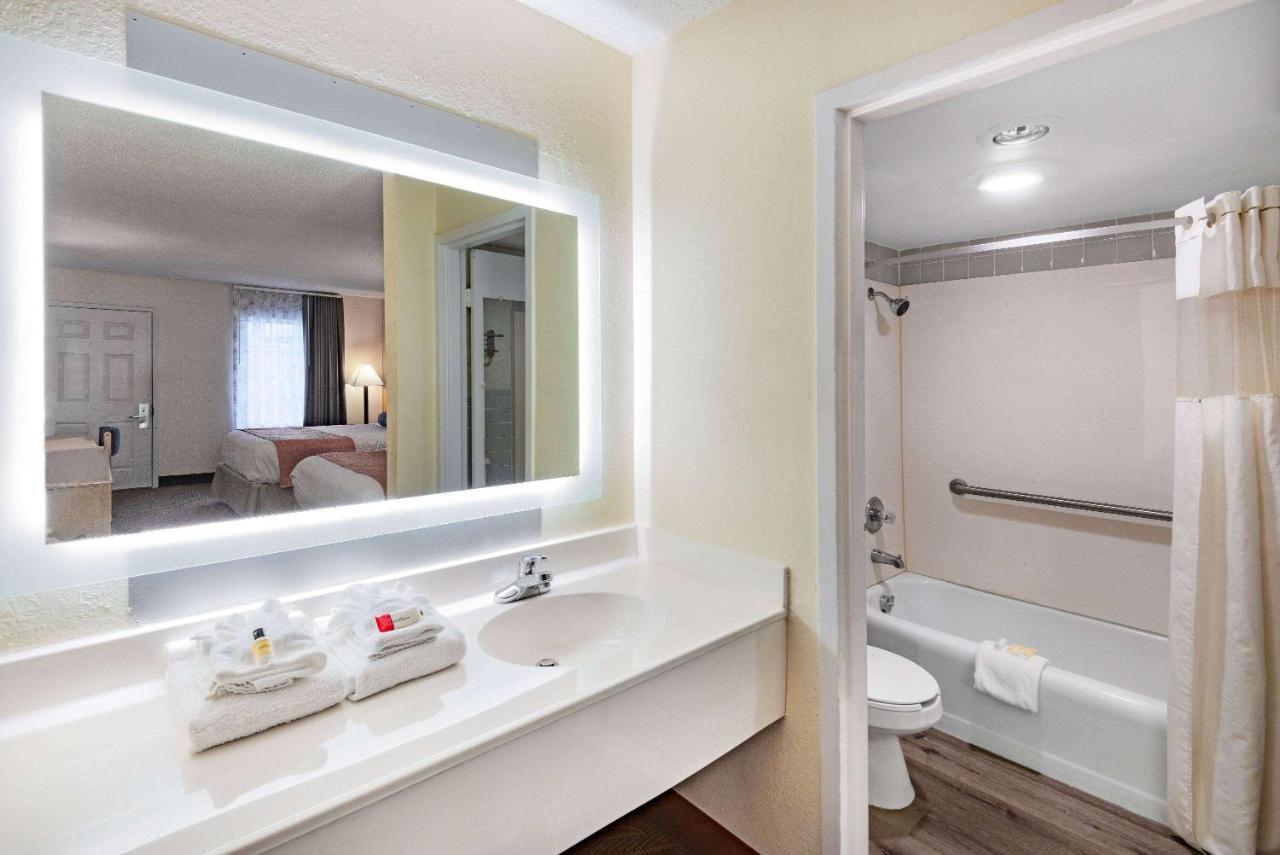 Queen Room with Two Queen Beds - Smoking