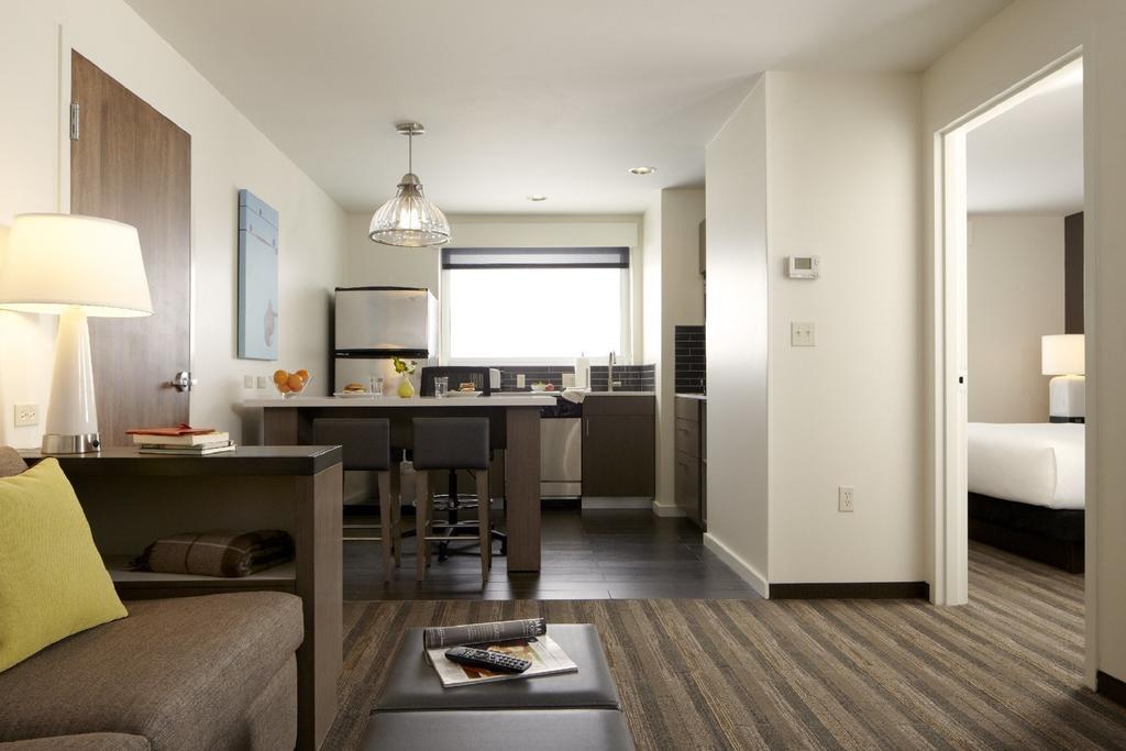 One-Bedroom Queen Suite with Kitchen and Accessible Tub - Disability Access