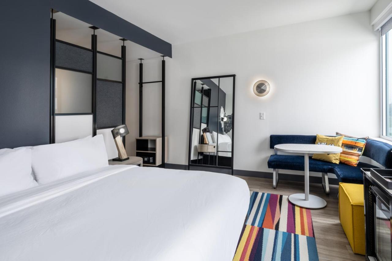 Savy King Room