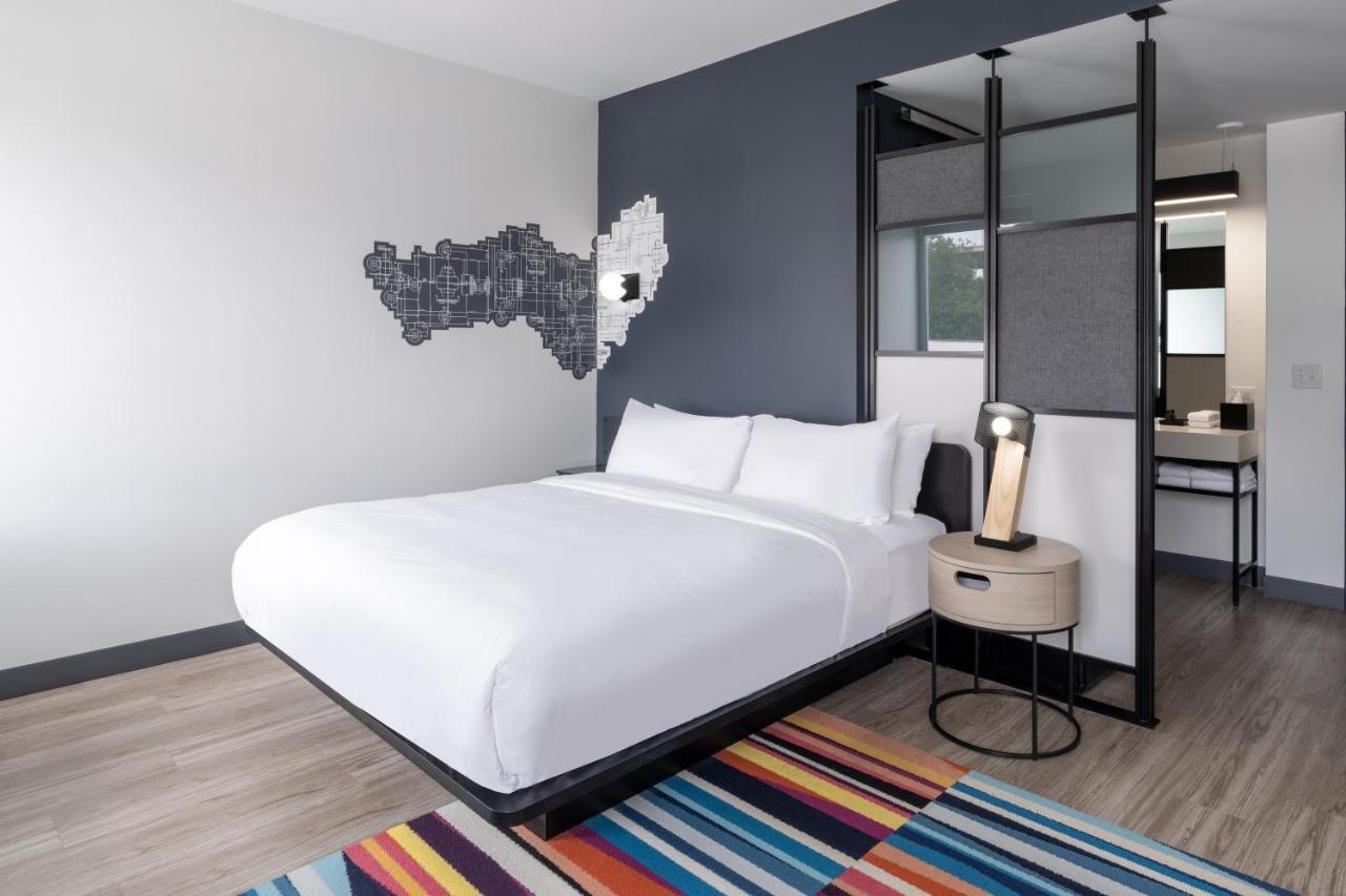 Savy King Room