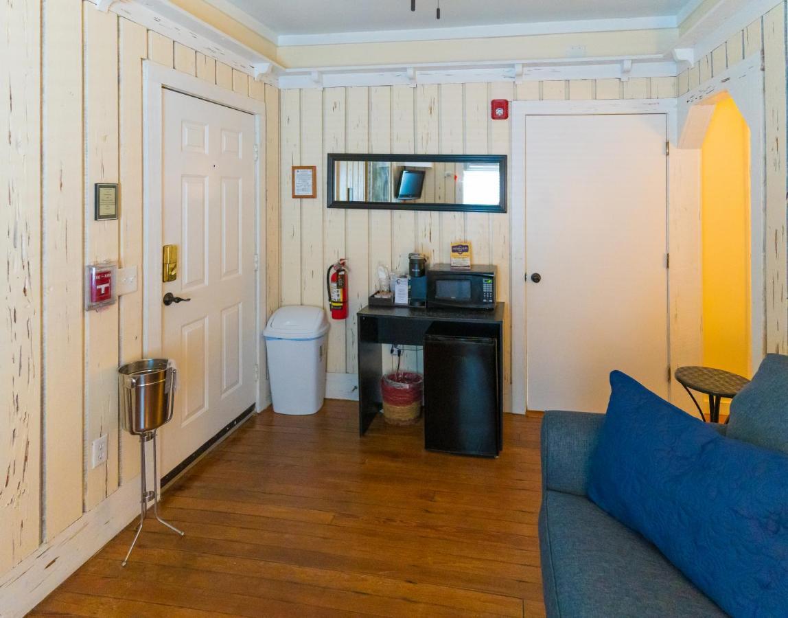 Deluxe Queen Suite