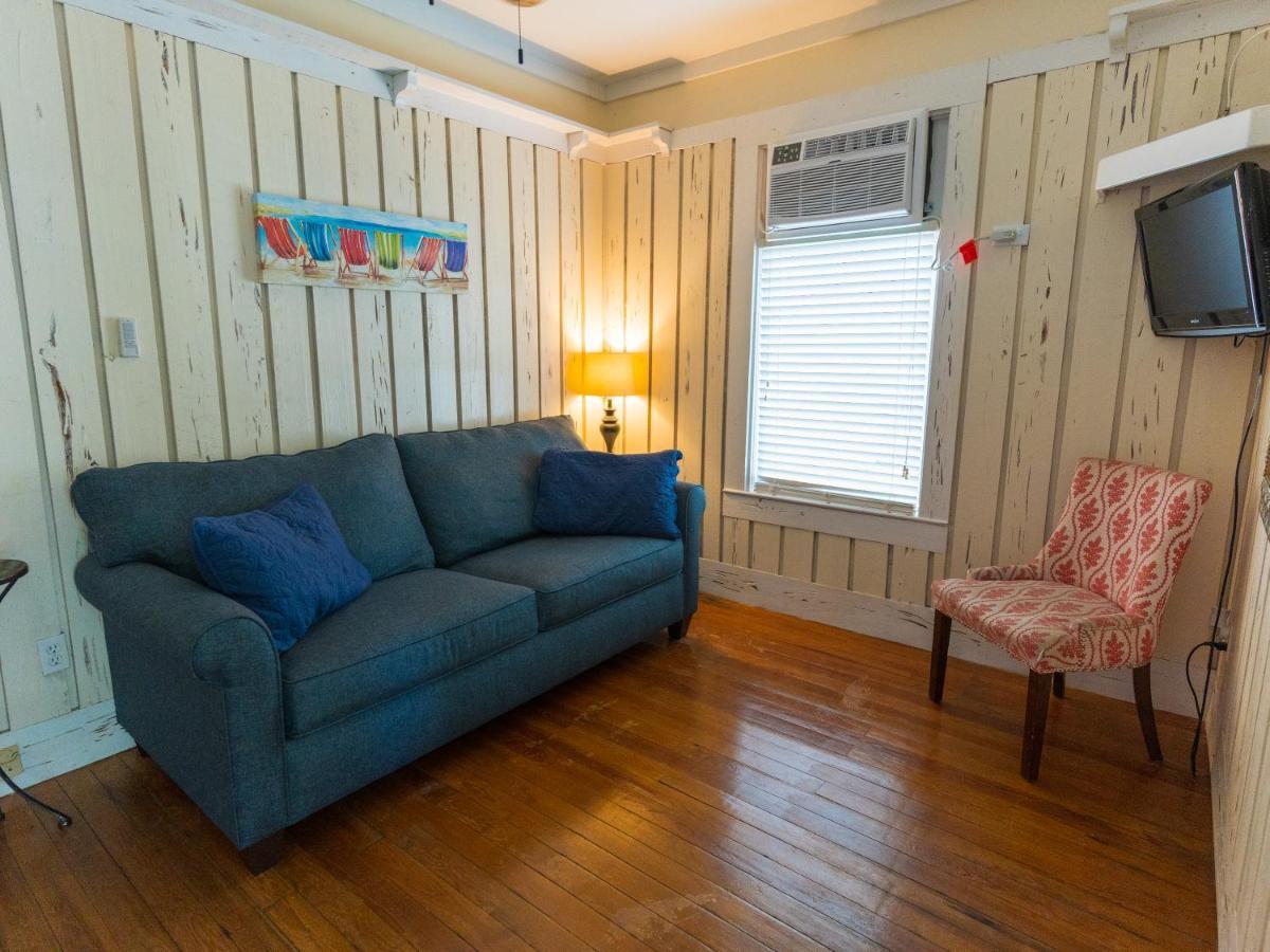 Deluxe Queen Suite