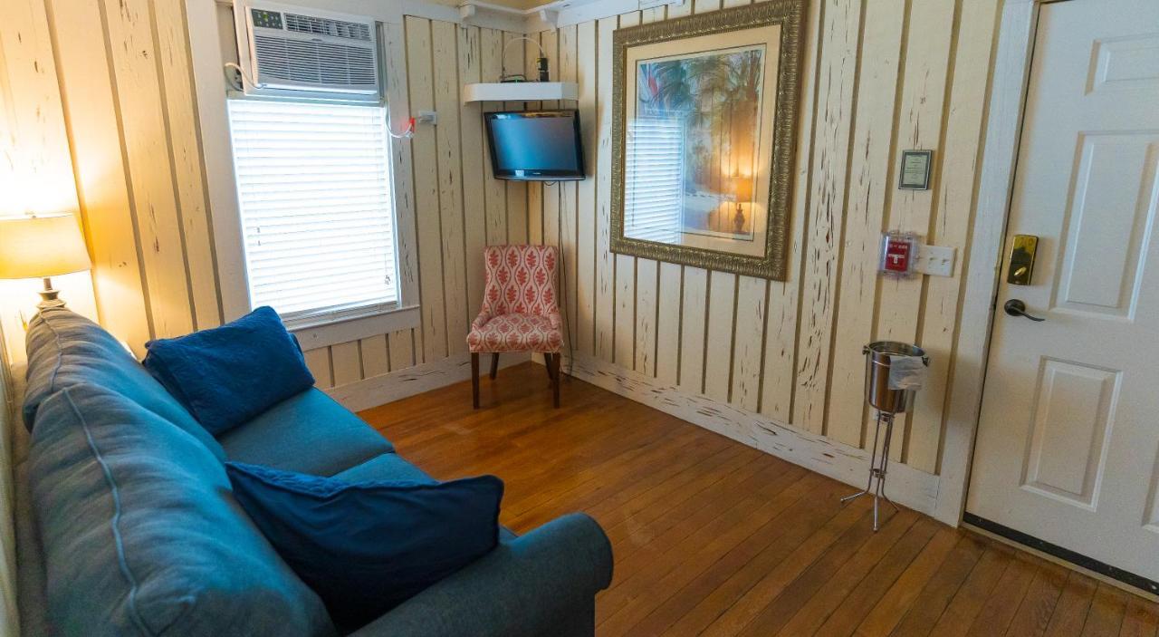 Deluxe Queen Suite