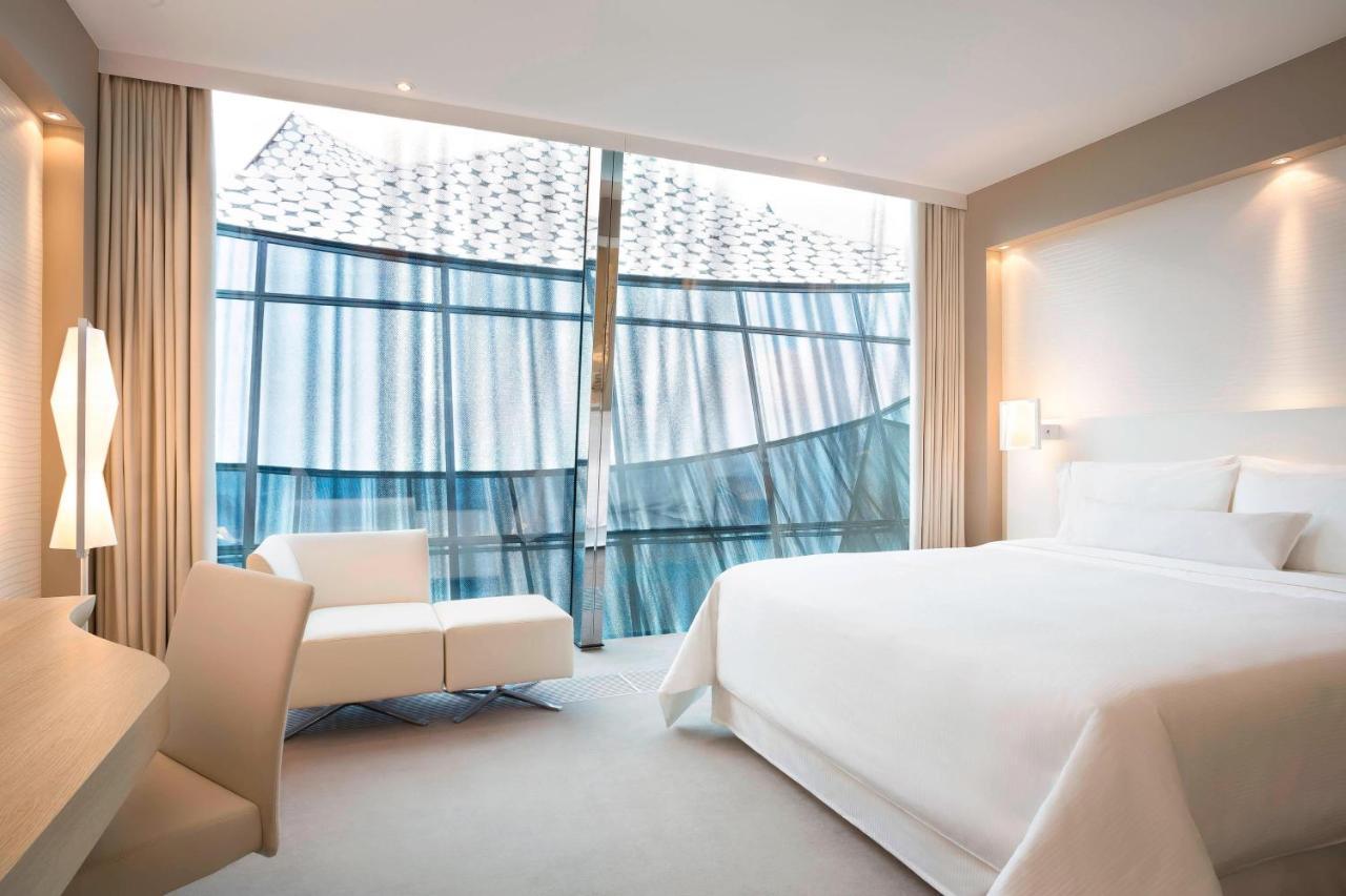 Classic Elbphilharmonie Guest room 1 King Atrium view