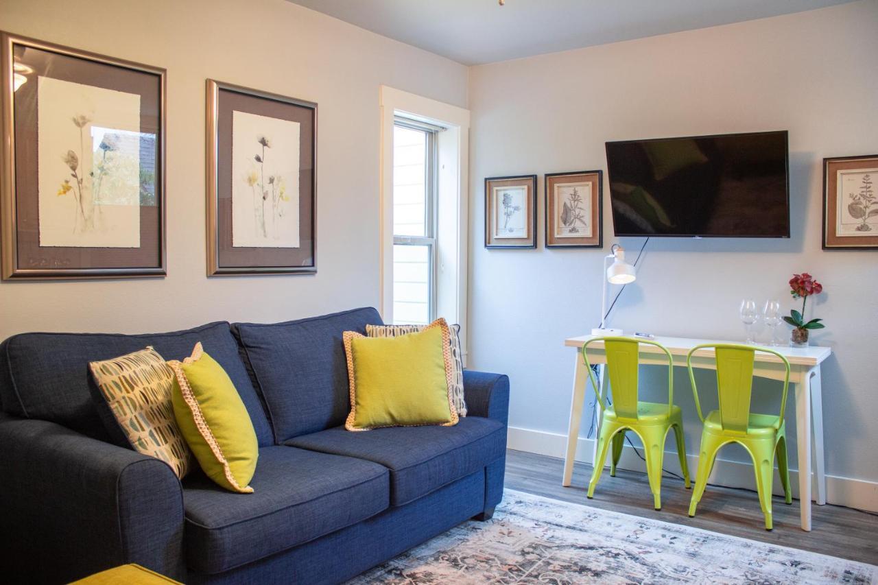 Deluxe Queen Suite