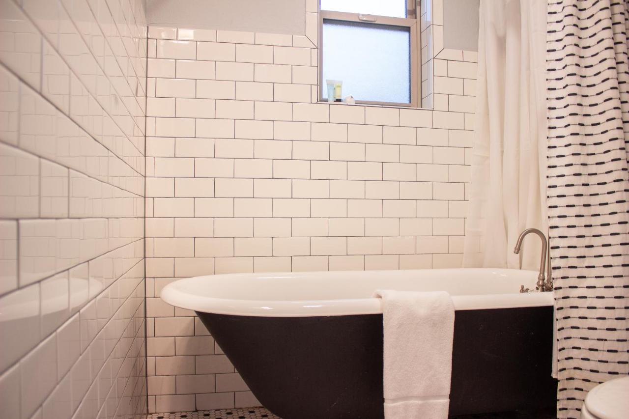 Deluxe Queen Suite
