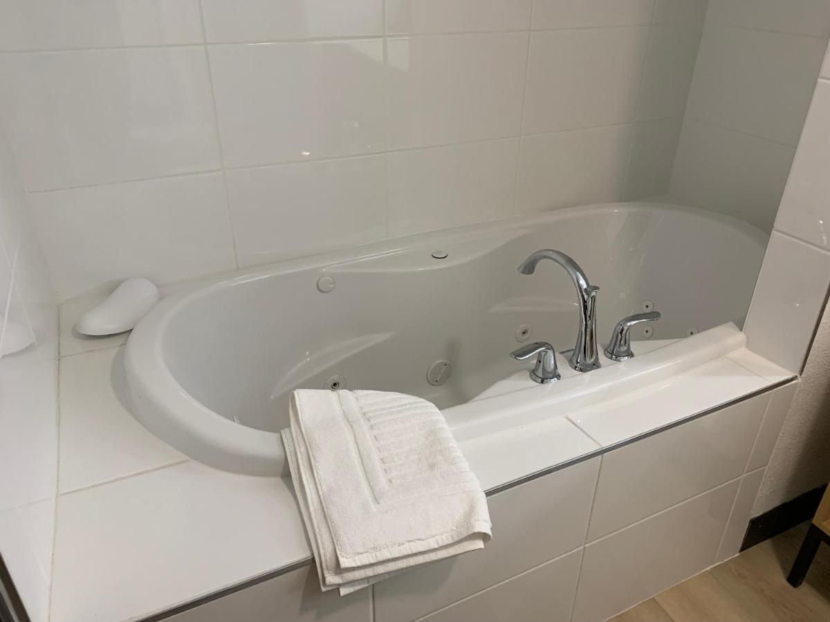 One Room Suite with Whirlpool - Non Smoking