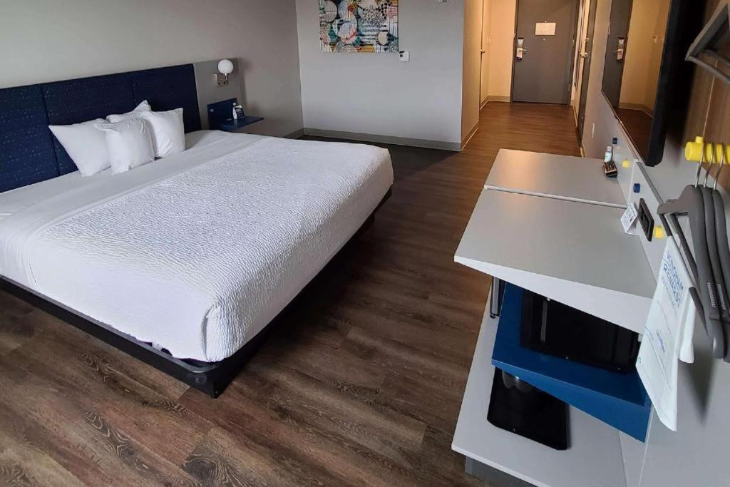 King Studio Suite with Bath Tub - Mobility Access/Non-Smoking