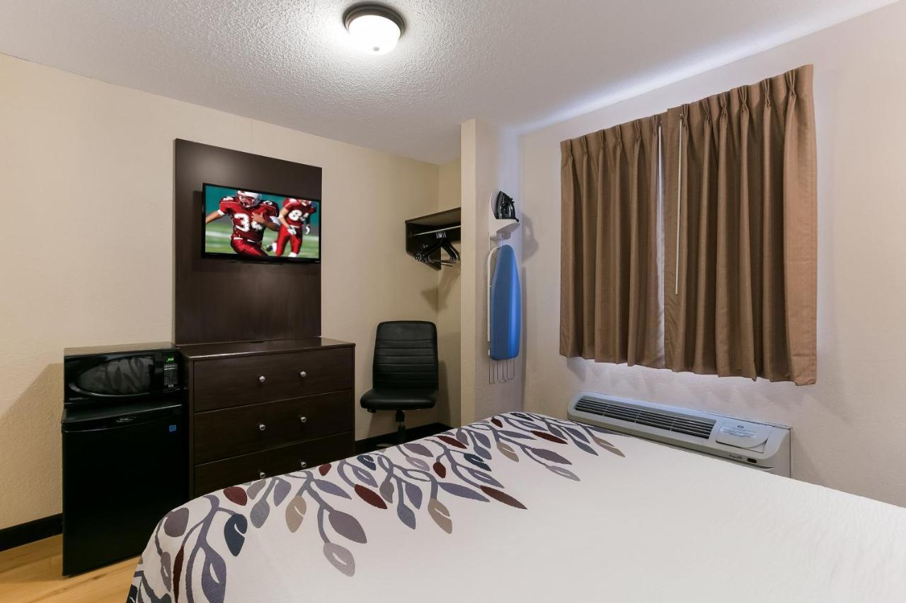Deluxe Room One Queen Bed Smoke