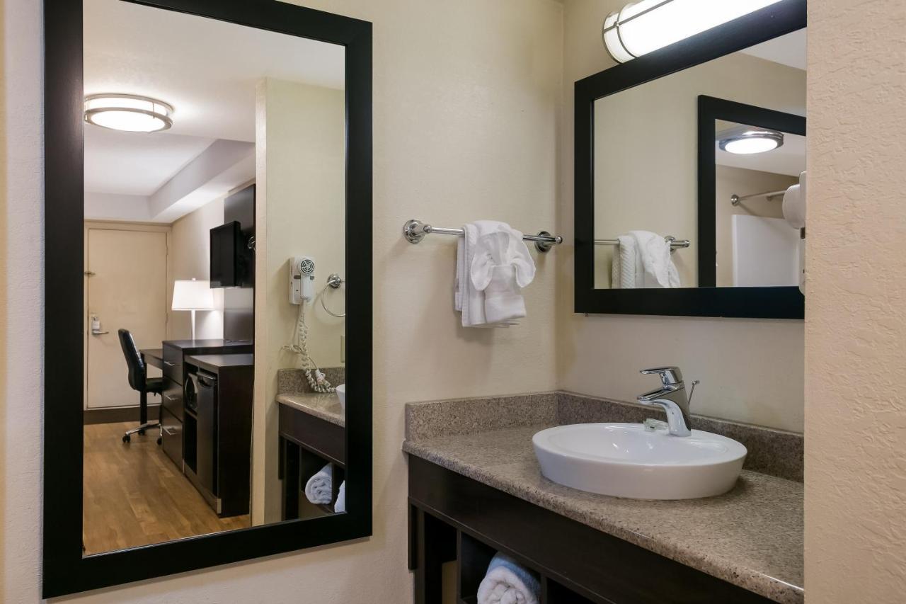 Deluxe Room Two Queen Beds Smoke