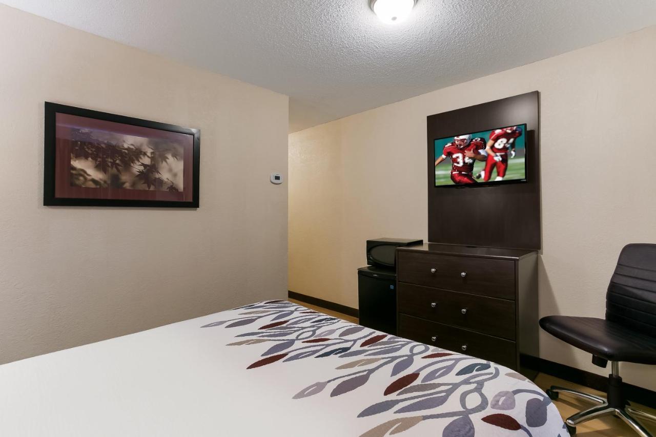 Deluxe Room One Queen Bed Smoke