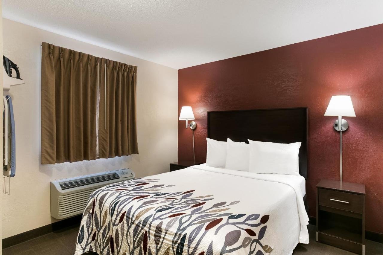 Deluxe Room One Queen Bed Smoke