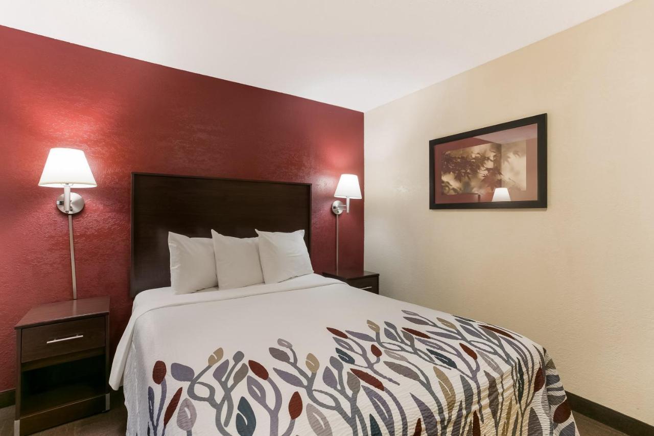 Deluxe Room One Queen Bed Smoke