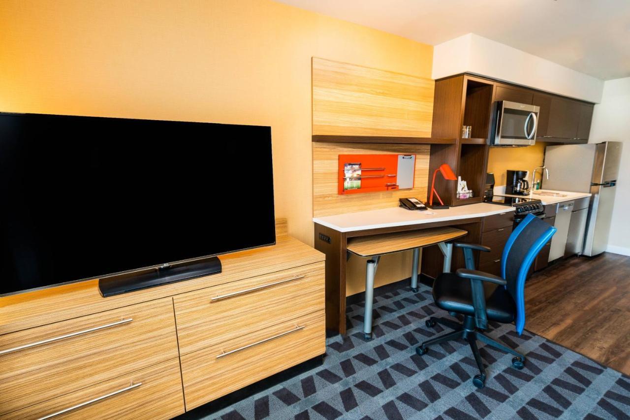 Deluxe Queen Suite