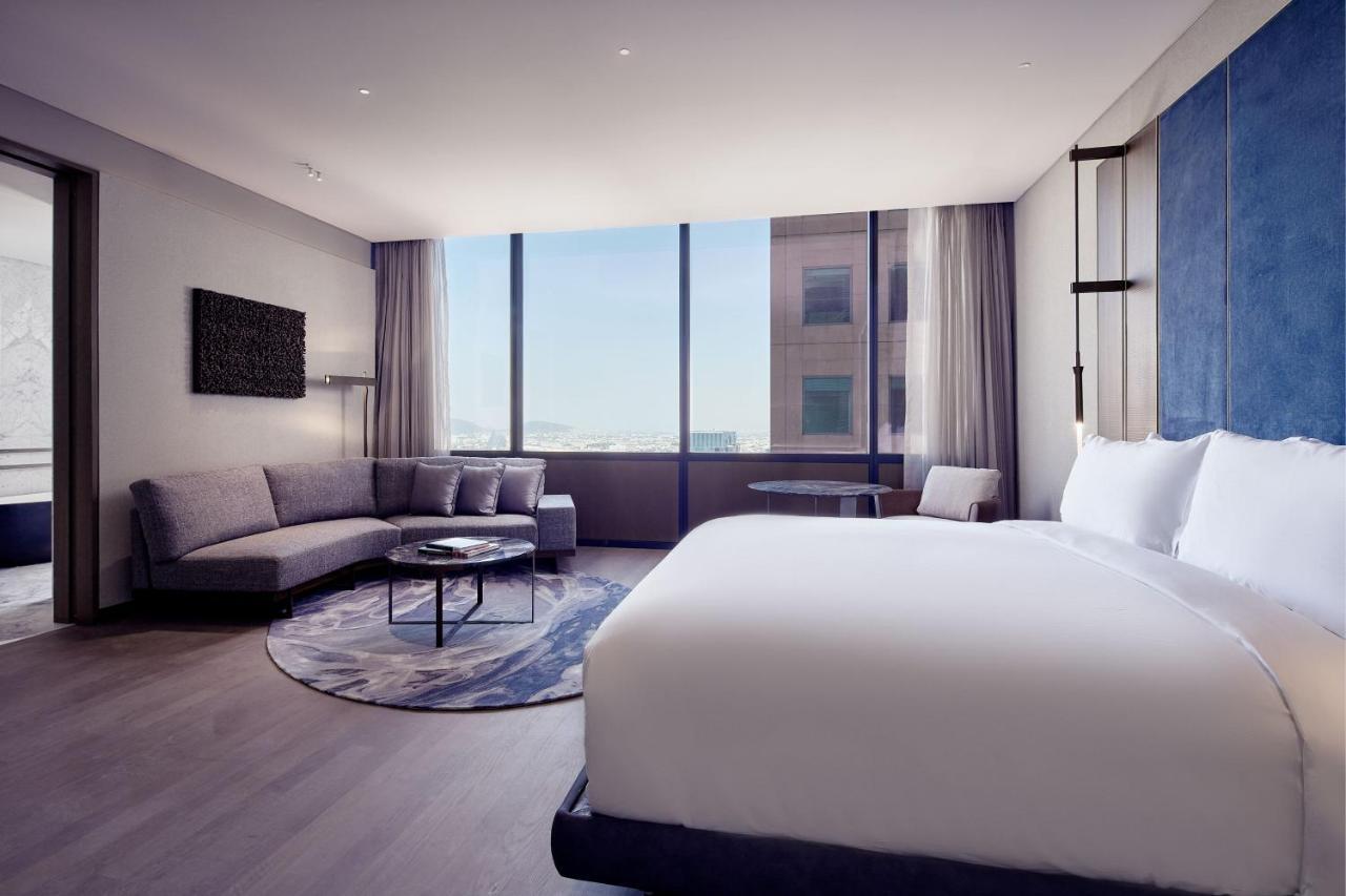 Deluxe Guest Room 1 King City view