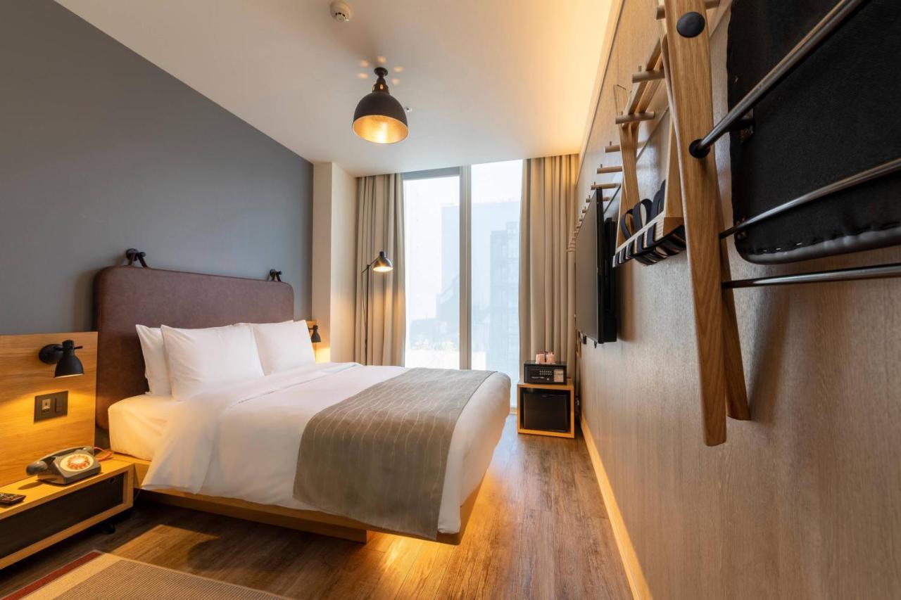 Moxy Large Superior Queen Room