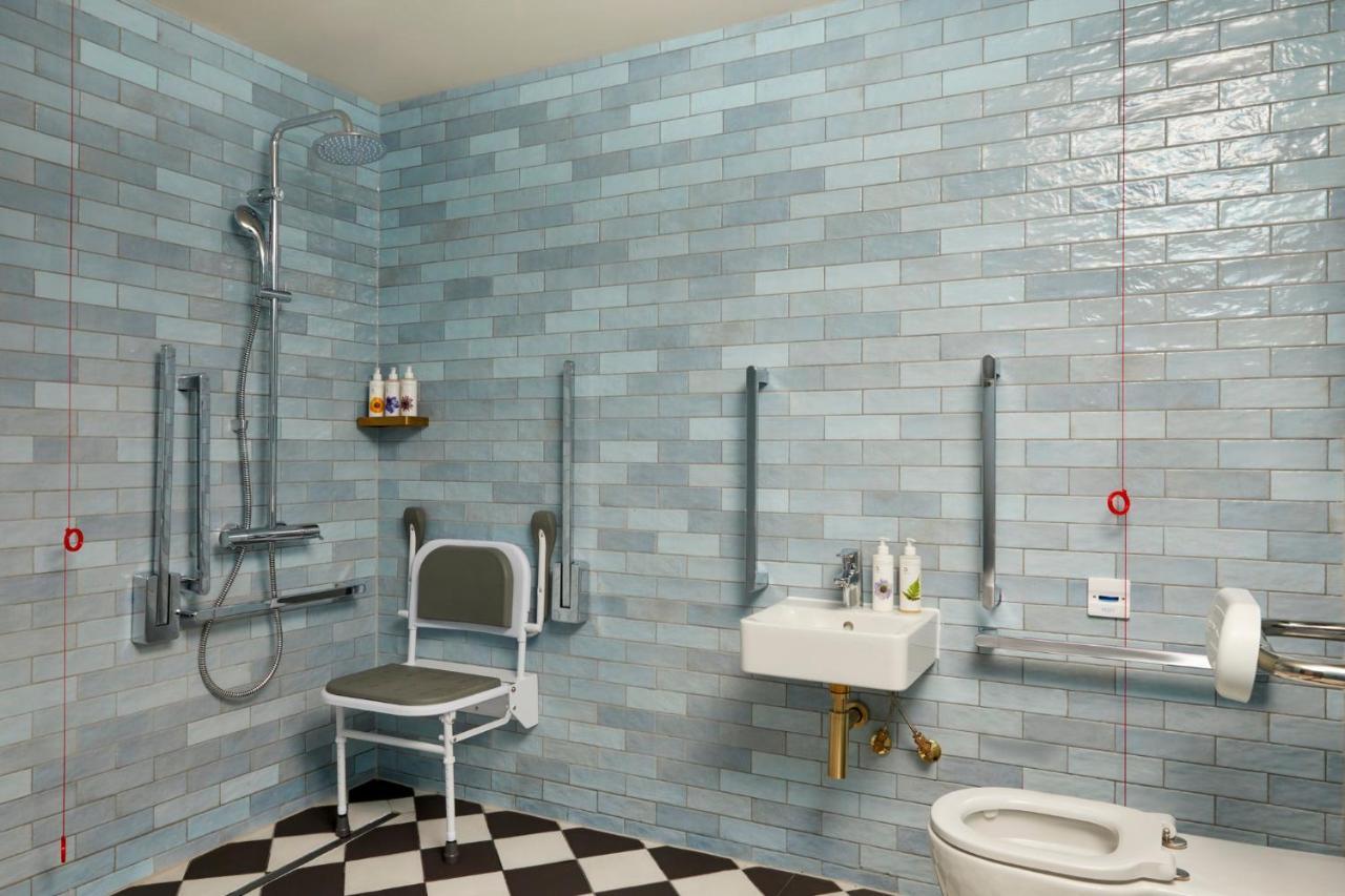 Standard King Room Accessible