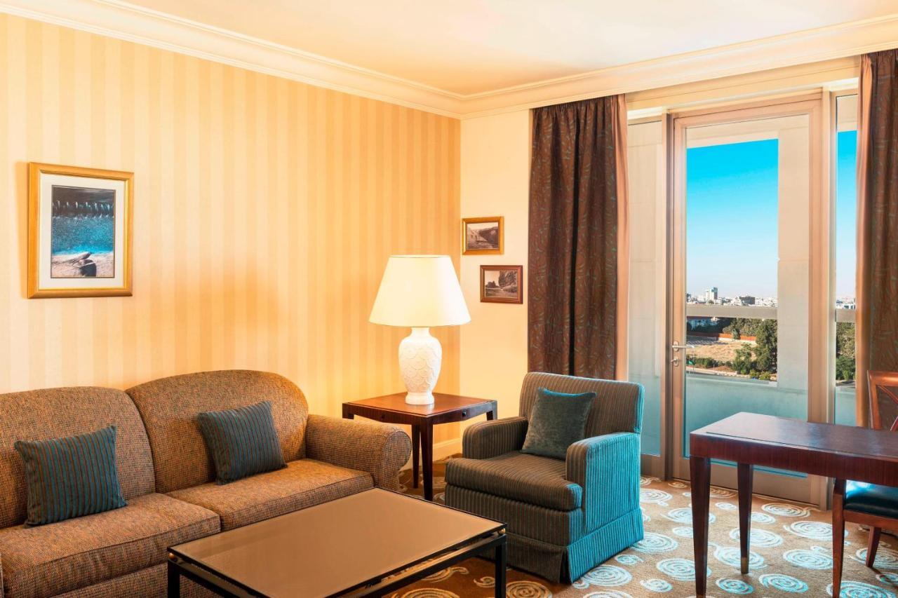 Executive Suite Club lounge access 1 King City view