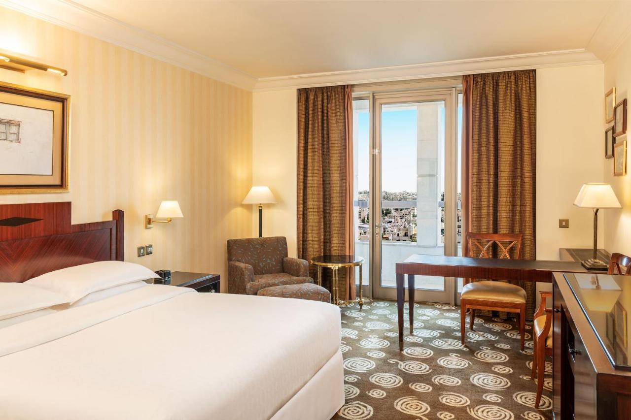 Executive Suite Club lounge access 1 King City view
