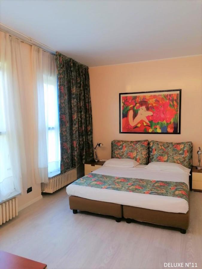 Deluxe One-Bedroom Apartment