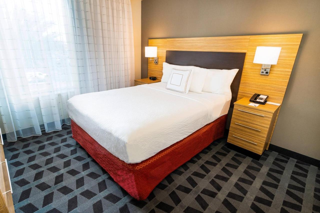 Deluxe Queen Suite
