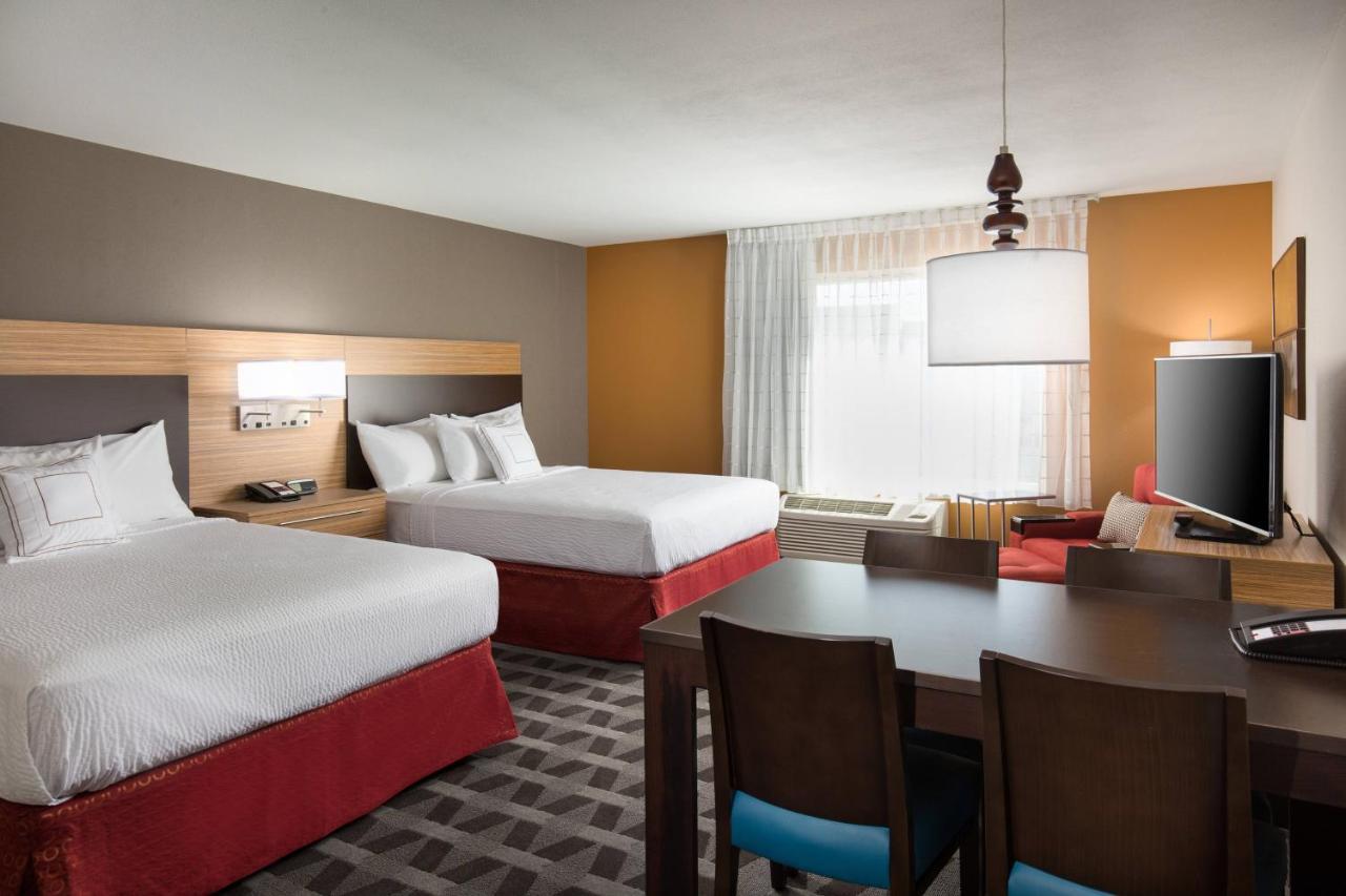 Studio 2 Queen Beds Corner Room