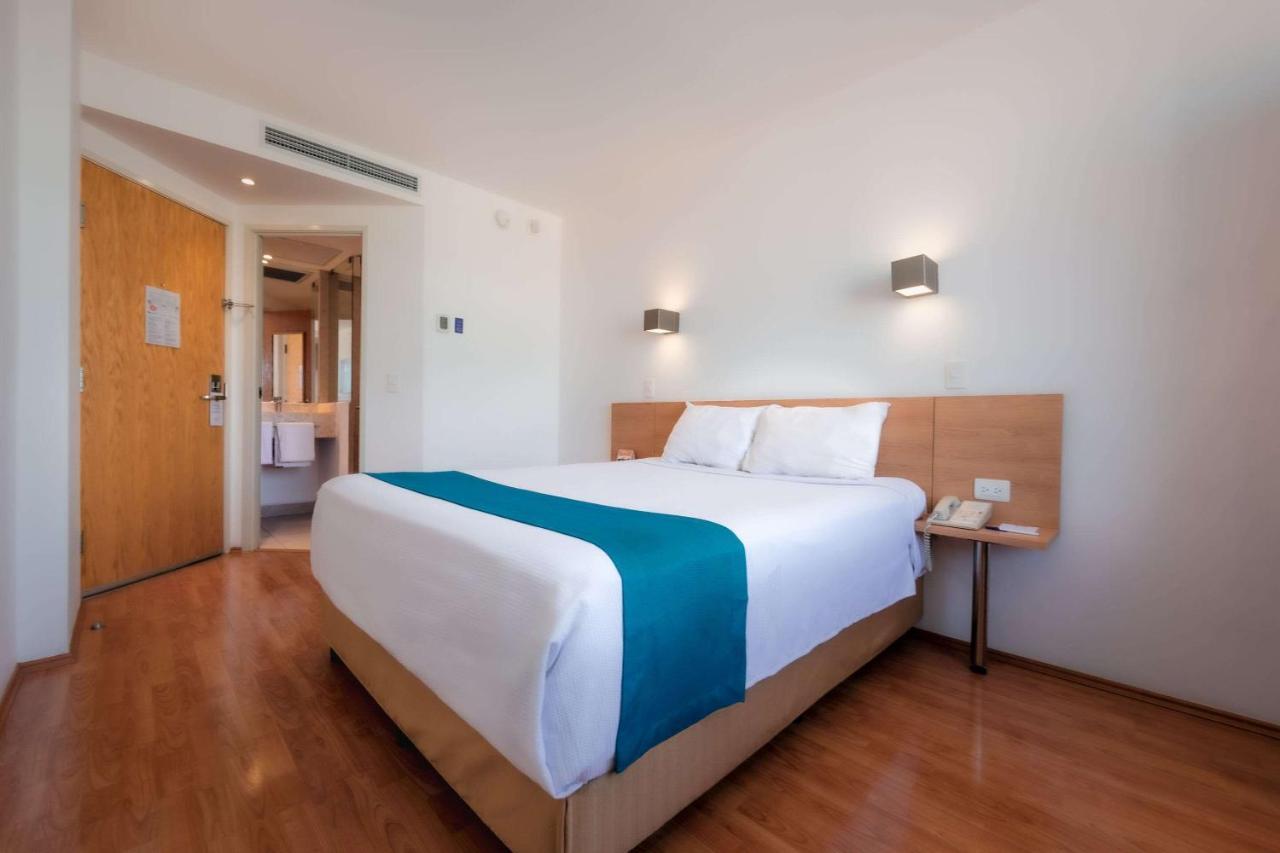 Habitación con cama grande