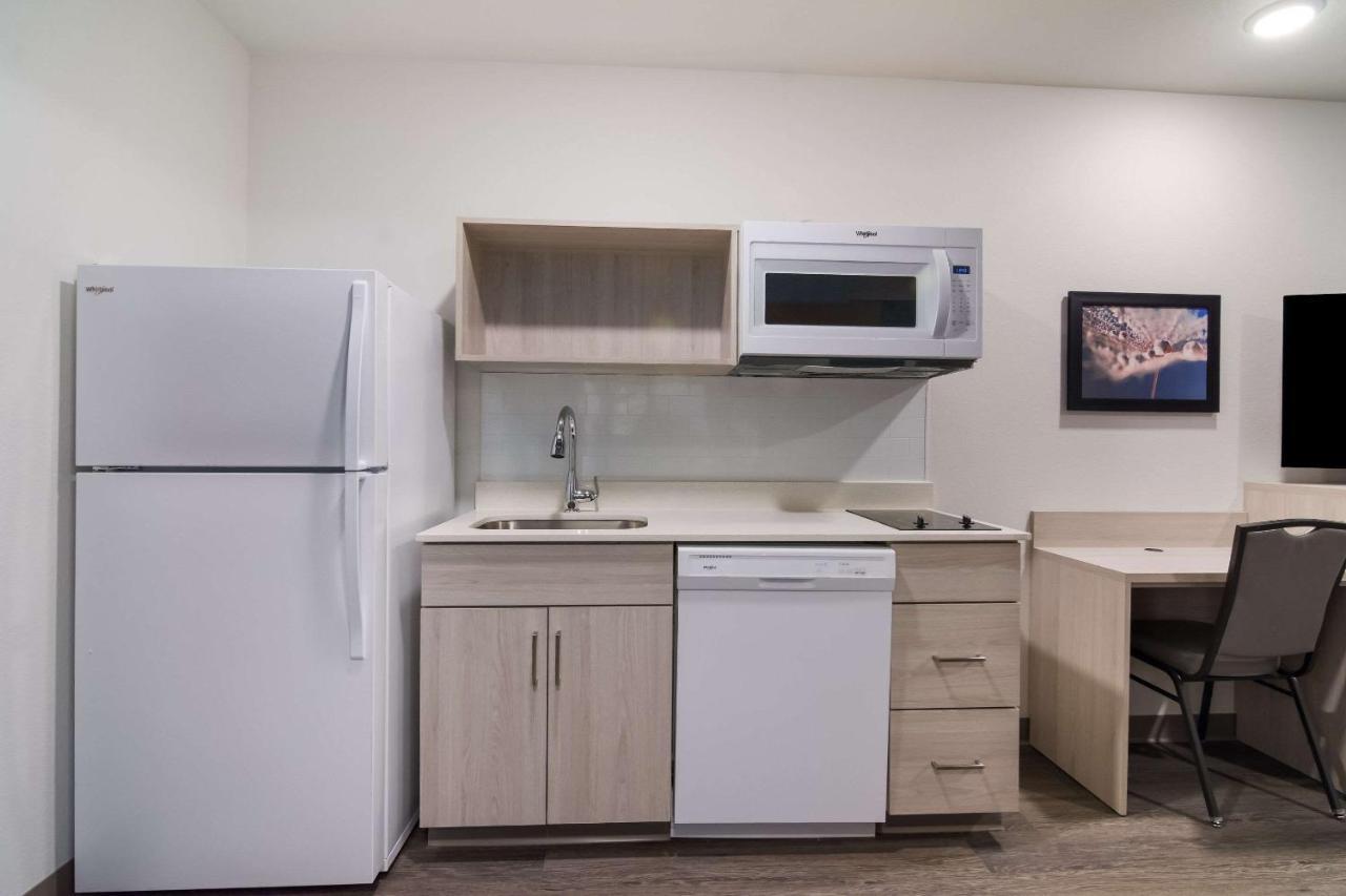 QUEEN SUITE TWO QUEEN BEDS W DISHWASHER (DISHES/COOKWARE INCLUDED)