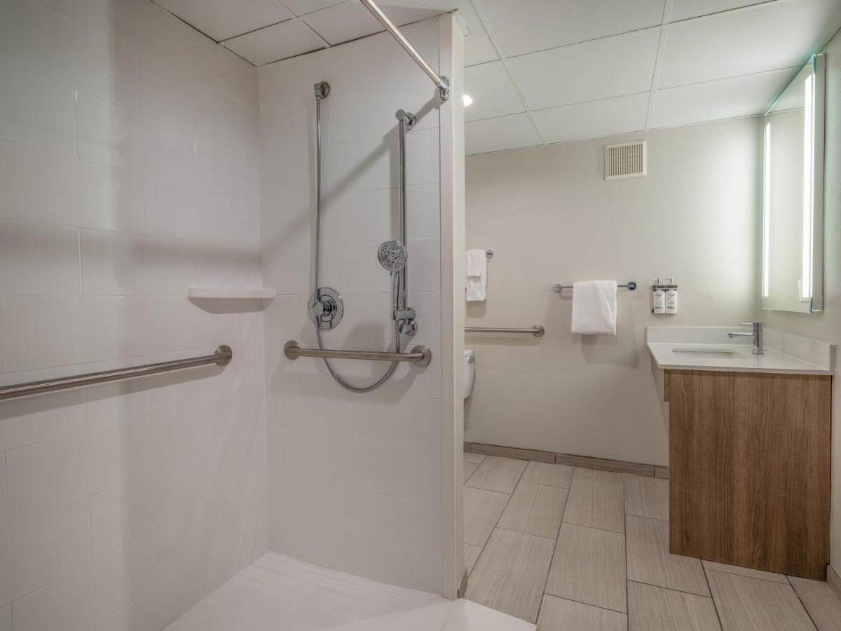 One-Bedroom Suite with Tub - Mobility Accessible