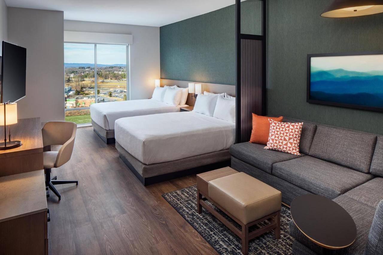 Queen Room with Two Queen Beds and Sofa Bed - Mountain View