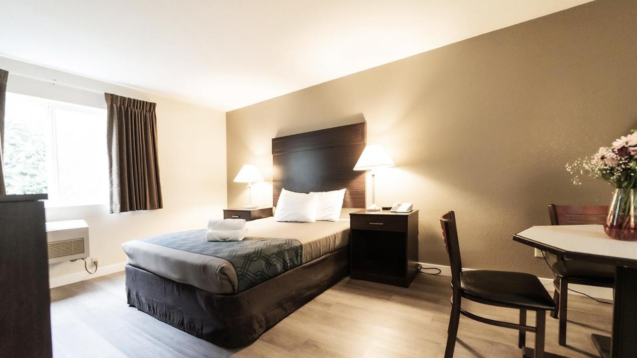 Queen Room Accessible or Nonsmoking