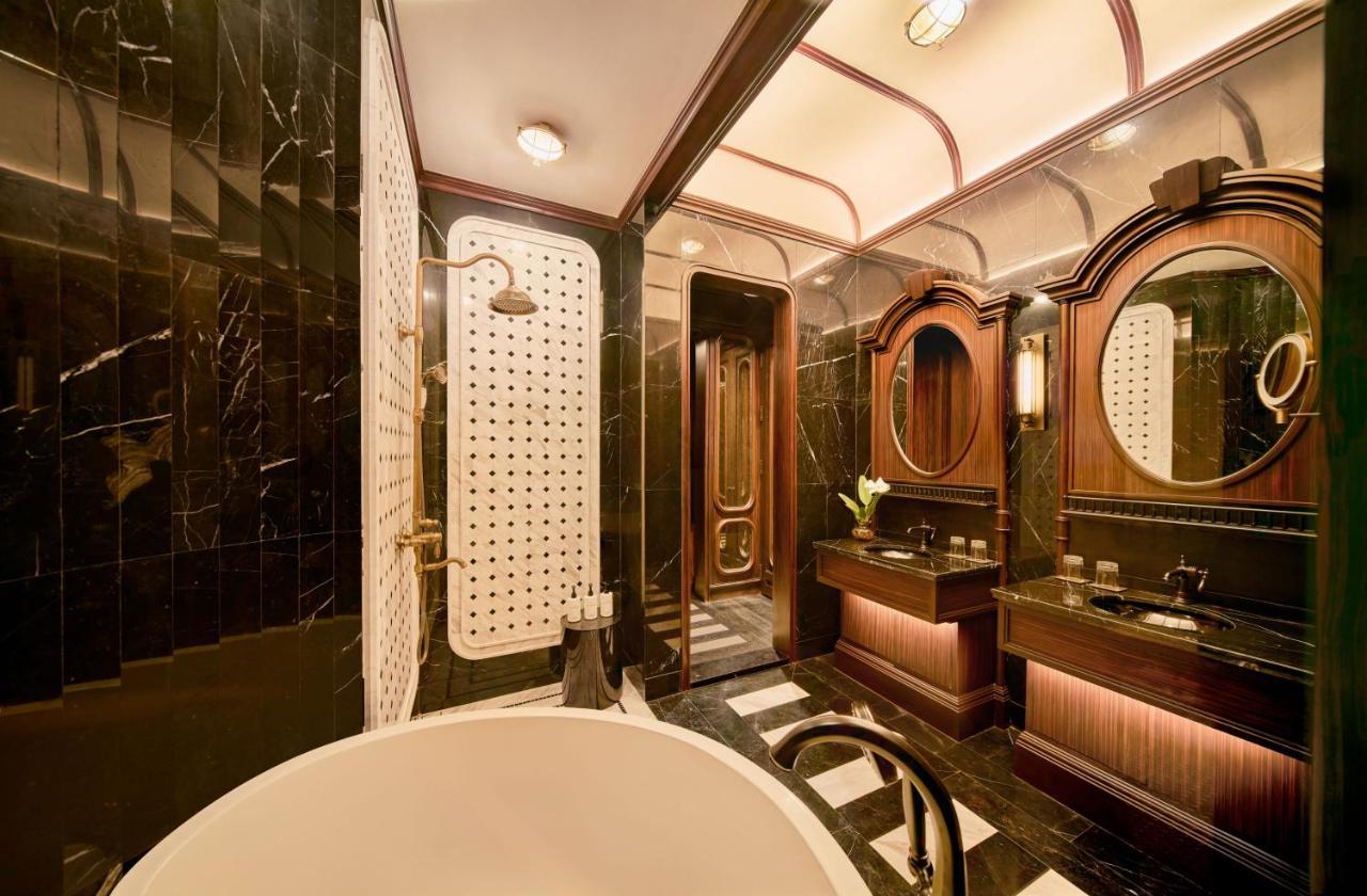 One-Bedroom King Suite with Lake View