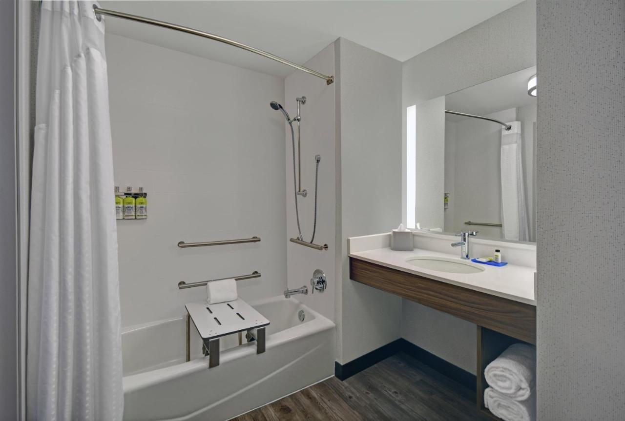 Standard King Room Mobility Accessible Tub