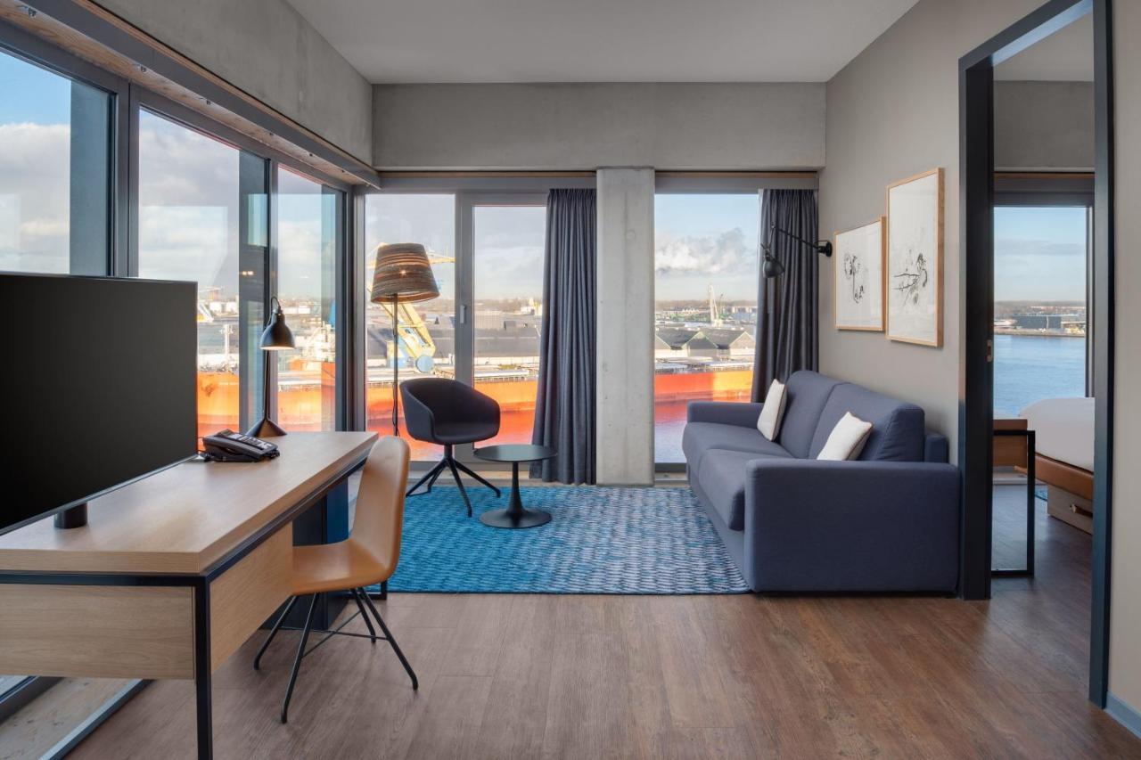 One-Bedroom Corner Queen Suite