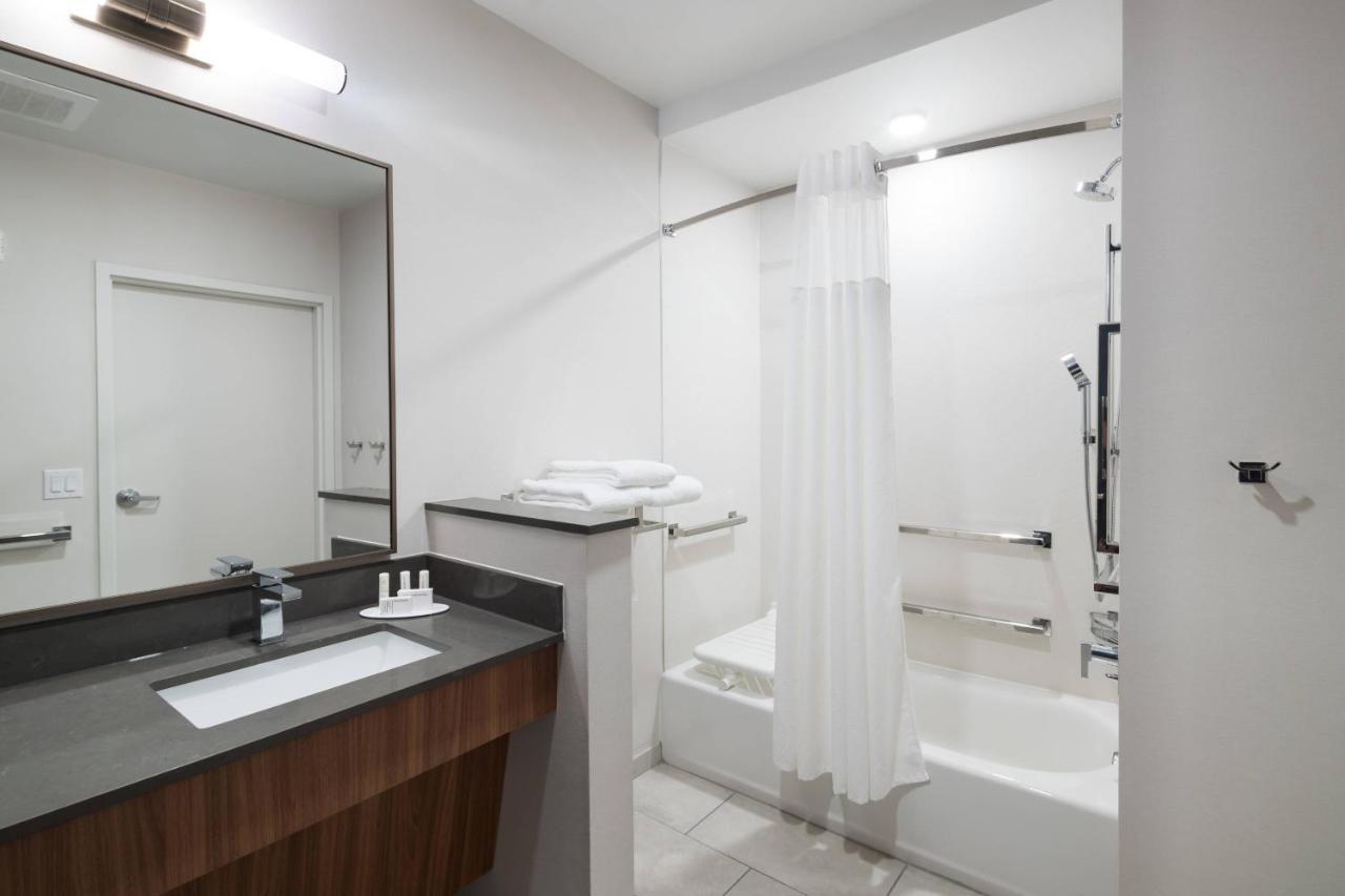 King Room Bathtub Mobility Access or Hearing Accessible
