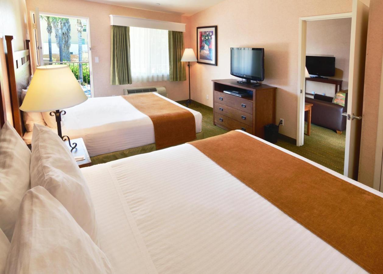 Queen Suite with Queen Beds - Non-Smoking,1371979679:JPEG