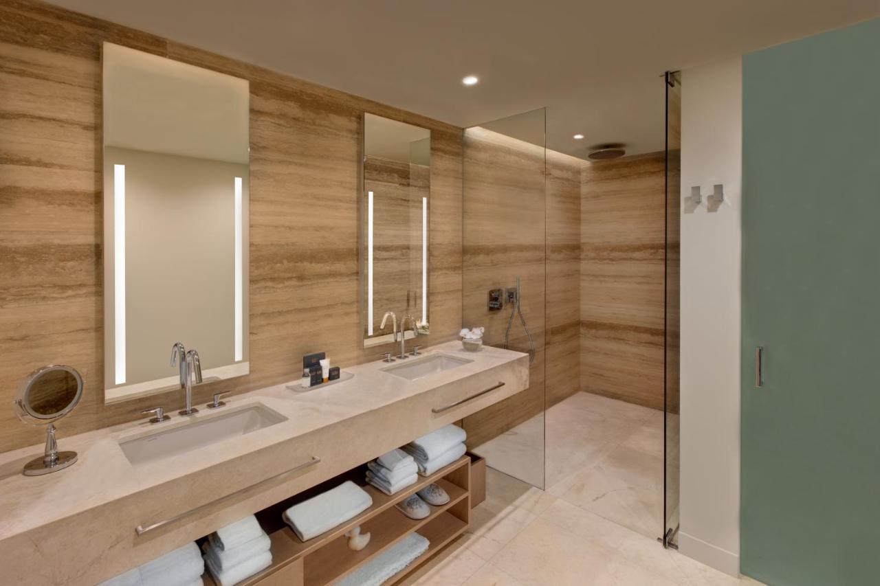 Deluxe One Bedroom Suite Ocean Front Double