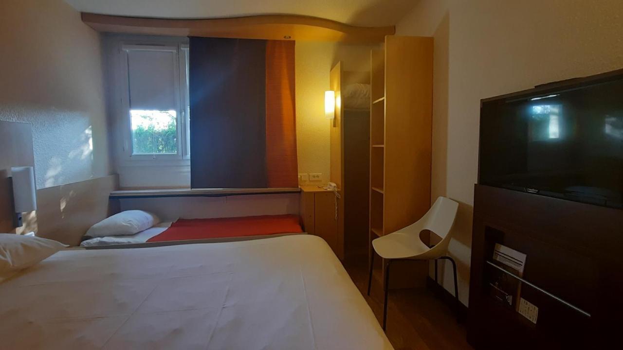 Standard Room One Double Bed One Single Bed one kid up to 12 year old