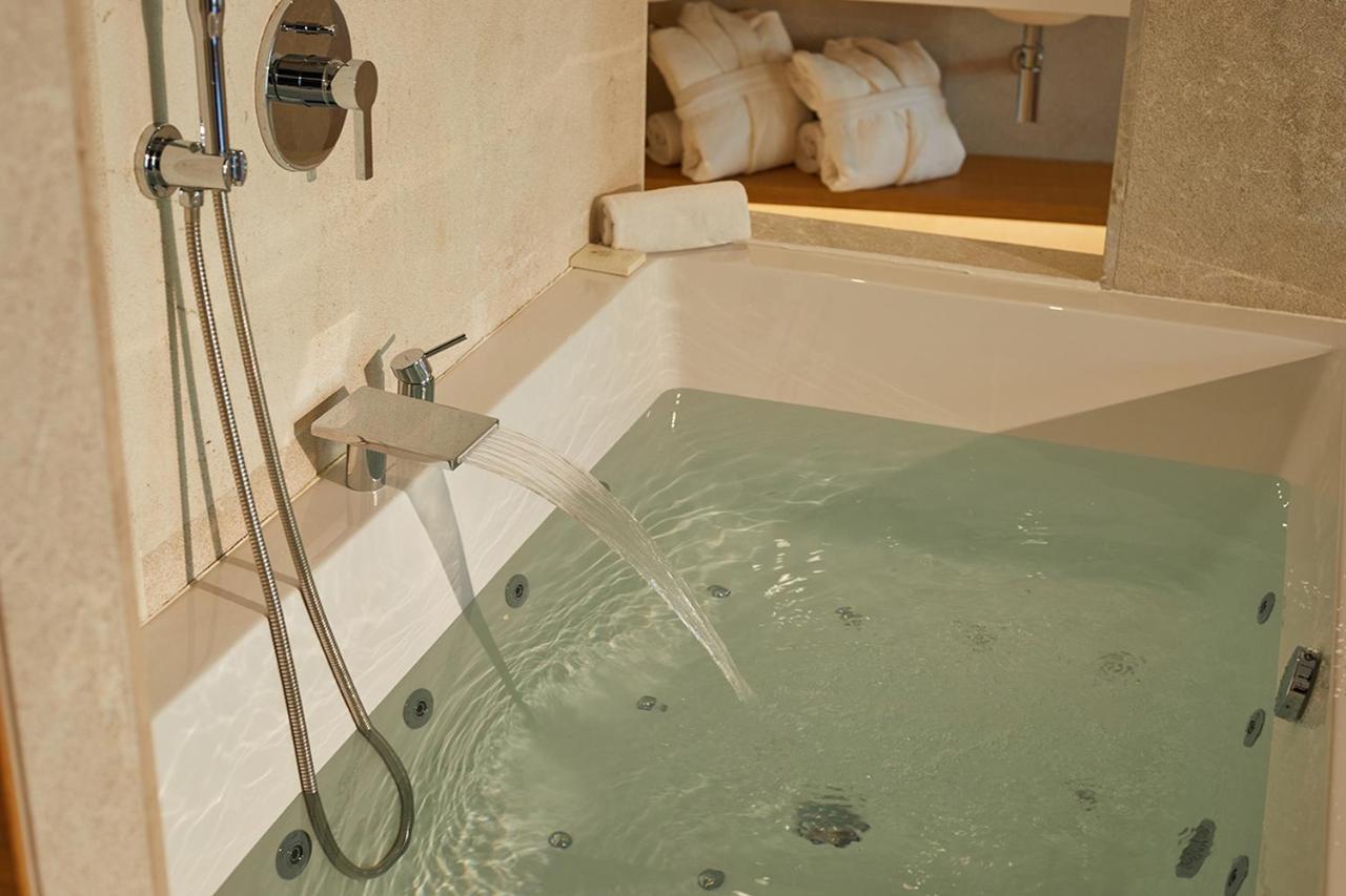 Suite Bathtub