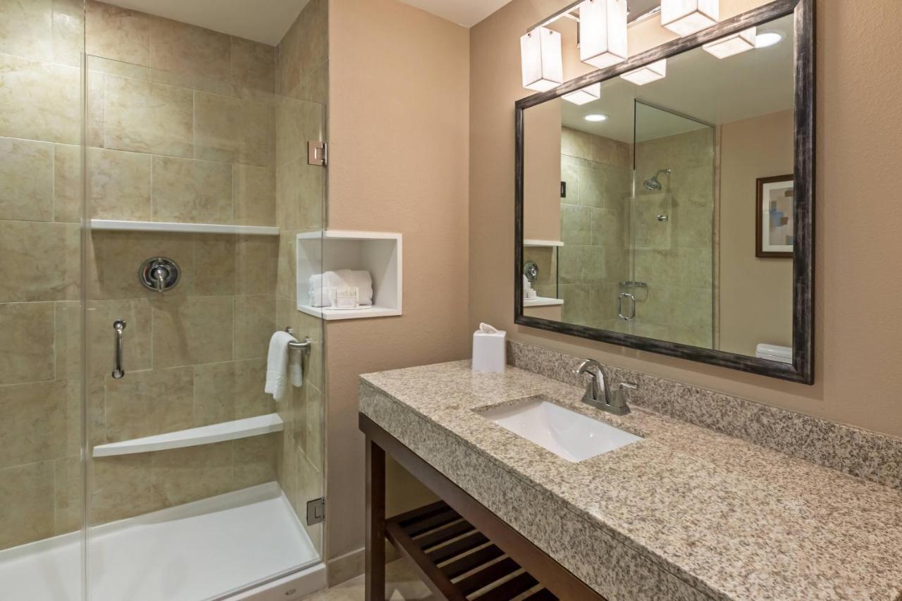Queen Room with Two Queen Beds and Roll-In Shower - Mobility Access/Hearing Accessible