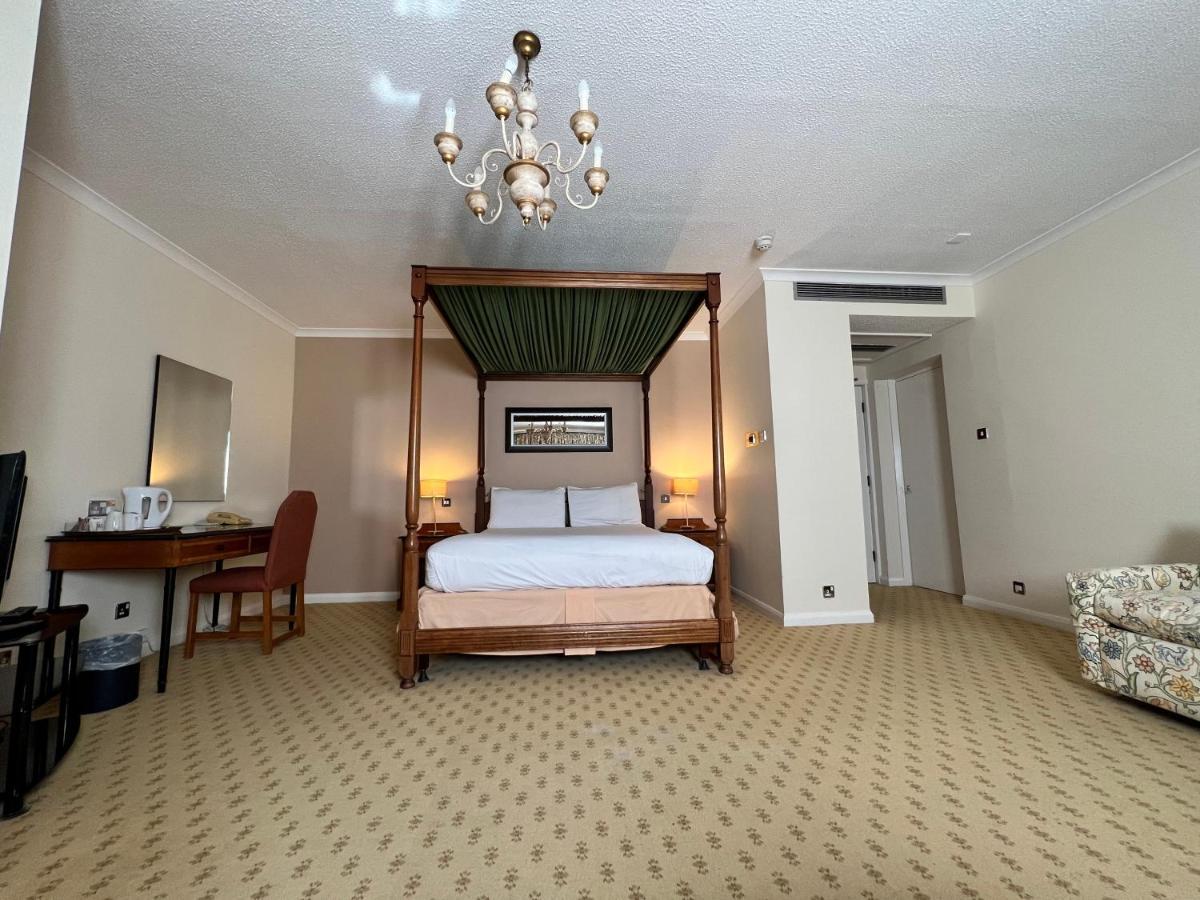 Double Room Four Poster Bed